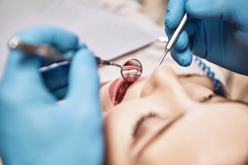Examen dentaire effectué par le dentiste avant le traitement